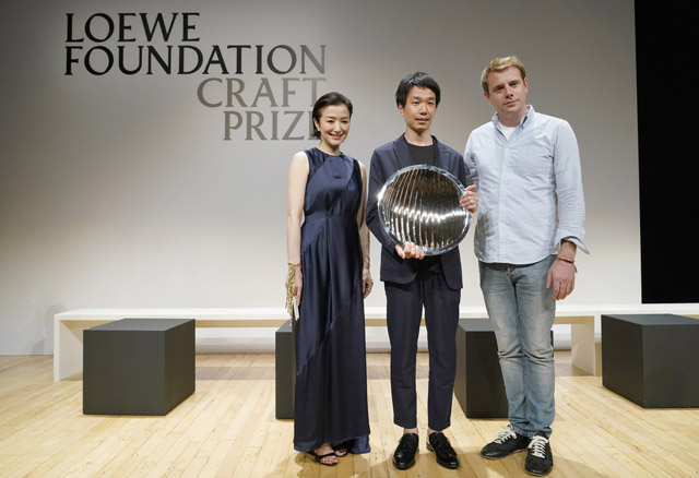 (左から）プレゼンターを務めた女優の鈴木京香氏、大賞受賞者の石塚源太氏、ロエベ クリエイティブ ディレクターのジョナサン・アンダーソン氏
